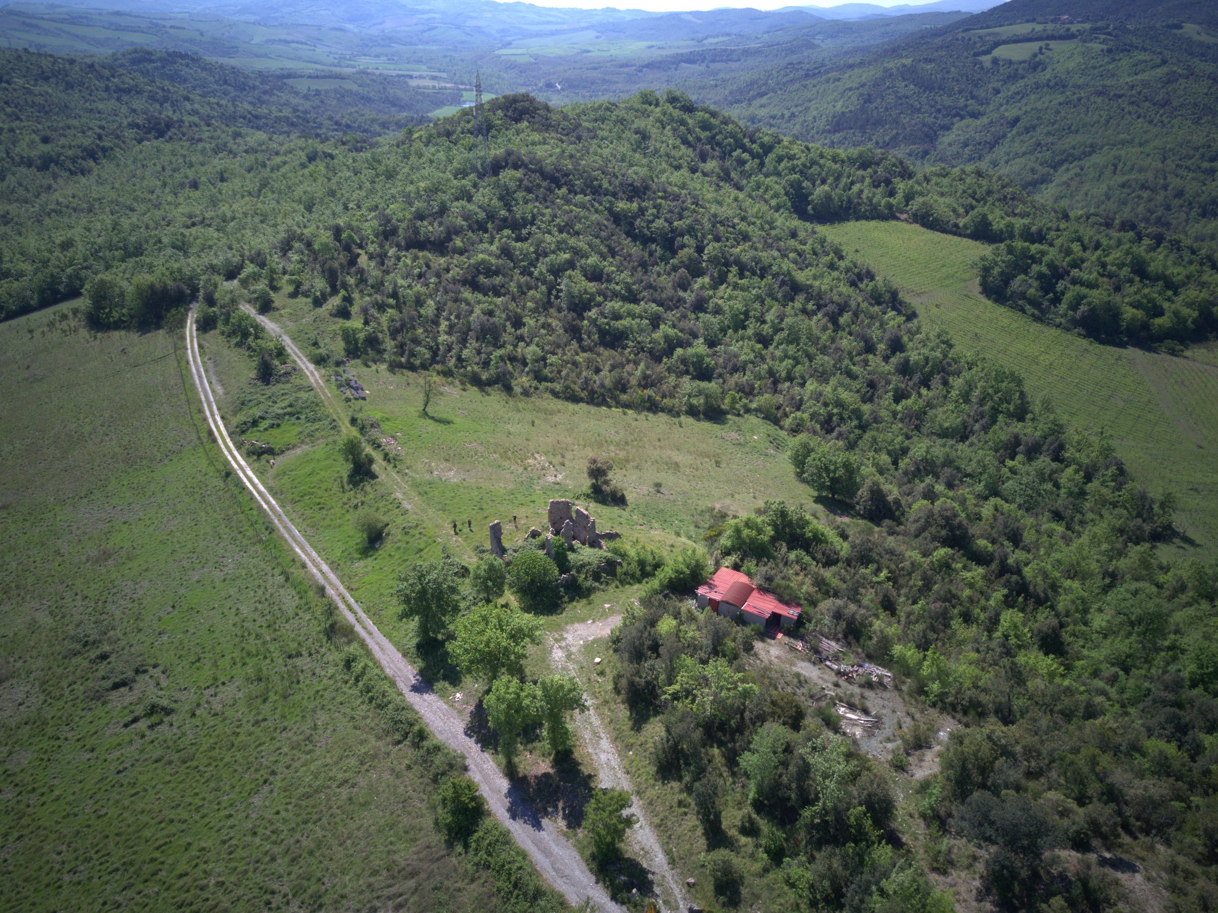 Vista aerea del crinale di Monteburniano, del rudere e della strada di accesso