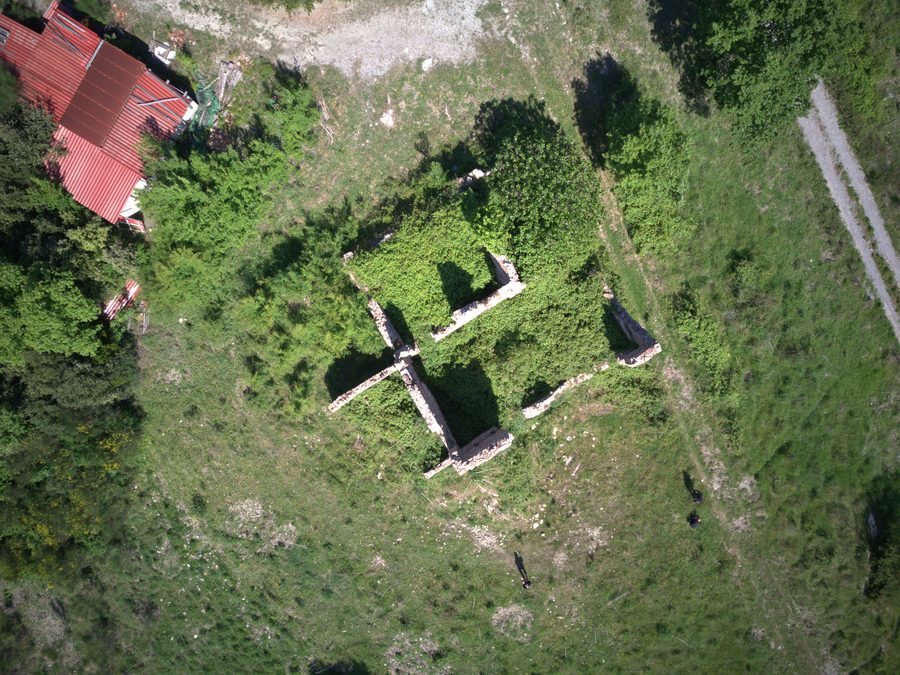 Vista dall'alto dei muri residui del rudere