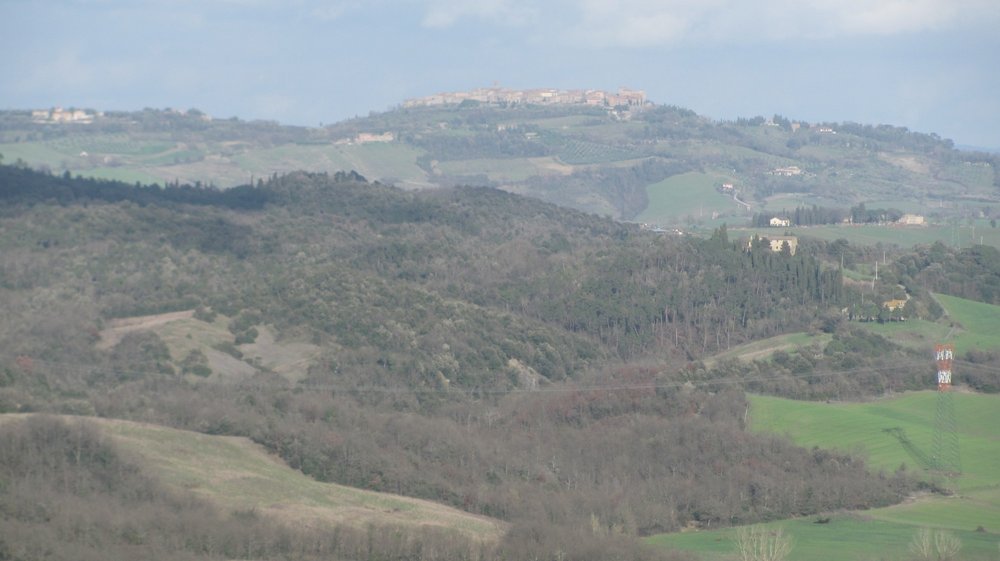 Un borgo in cima alla collina, visto dalla proprietà