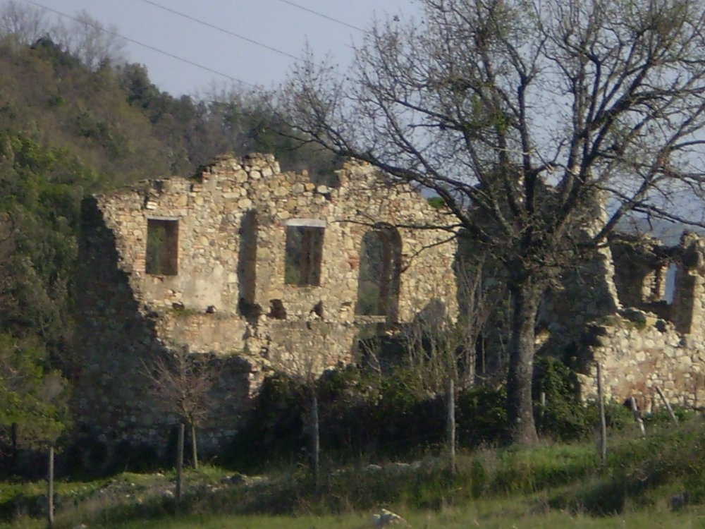 Vista da vicino dei muri in pietra e delle aperture del rudere