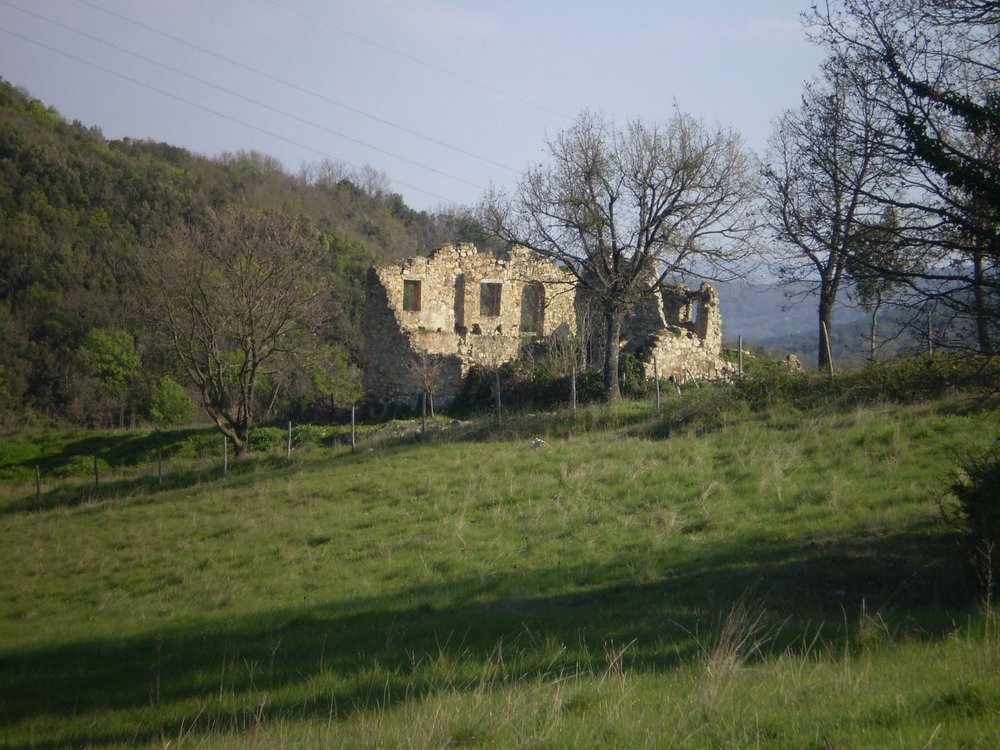 Il rudere visto dal pascolo circostante