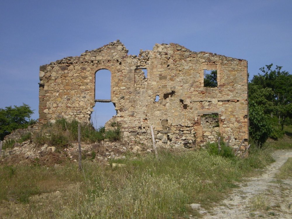 La strada bianca che sale verso il rudere